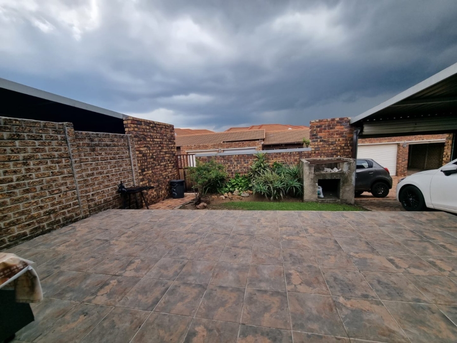 To Let 3 Bedroom Property for Rent in Buccleuch Gauteng