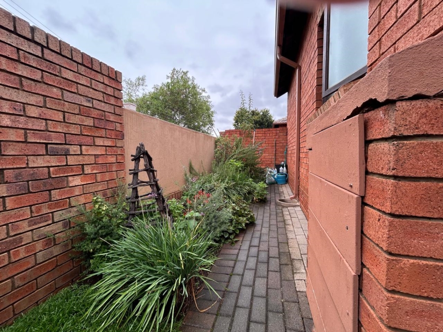 2 Bedroom Property for Sale in Eco Park Gauteng