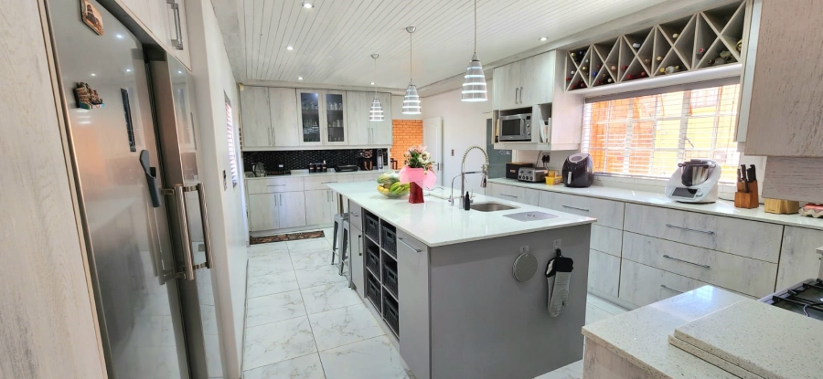 5 Bedroom Property for Sale in Winchester Hills Gauteng