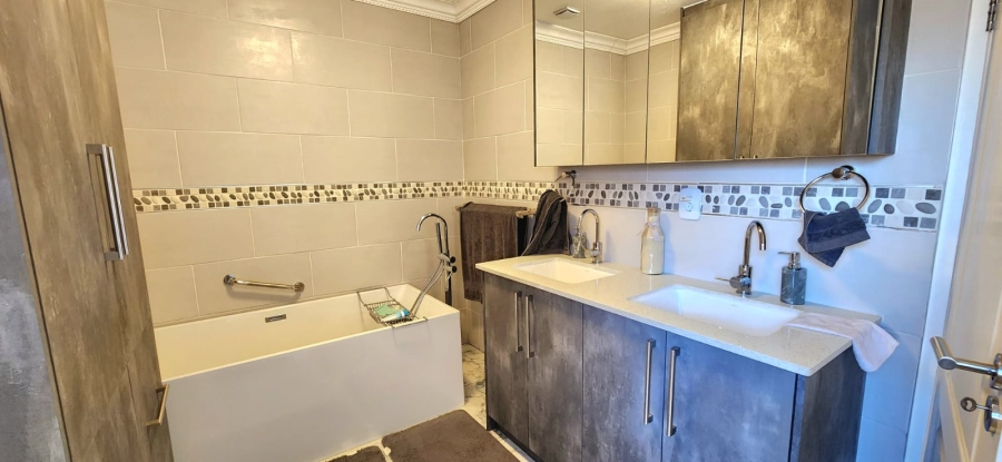 5 Bedroom Property for Sale in Winchester Hills Gauteng