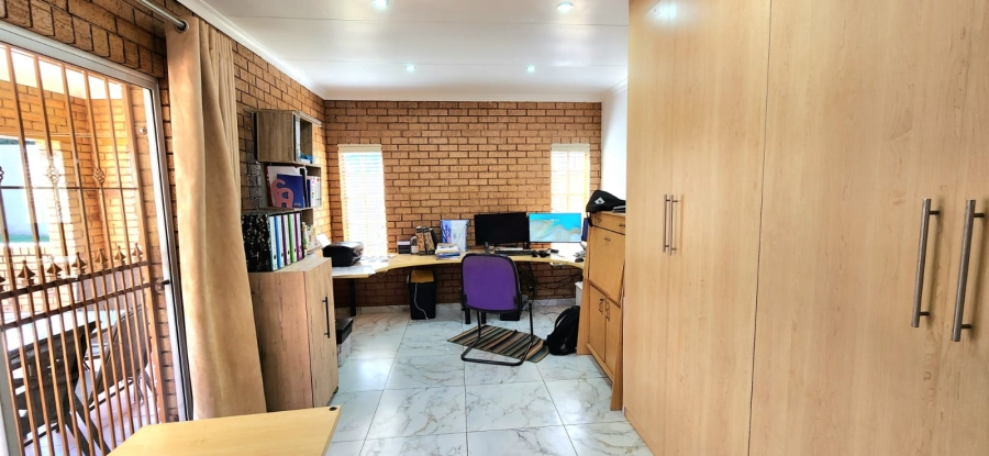 5 Bedroom Property for Sale in Winchester Hills Gauteng