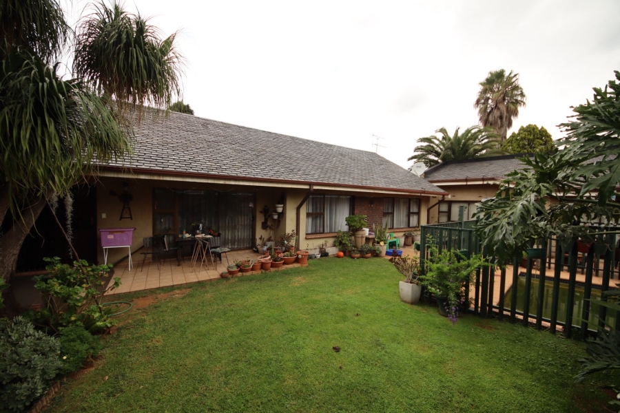 6 Bedroom Property for Sale in Edenvale Central Gauteng
