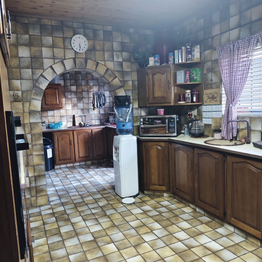 6 Bedroom Property for Sale in Edenvale Central Gauteng