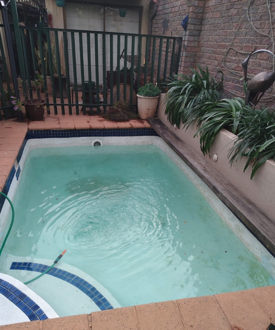 6 Bedroom Property for Sale in Edenvale Central Gauteng