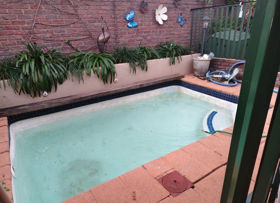 6 Bedroom Property for Sale in Edenvale Central Gauteng