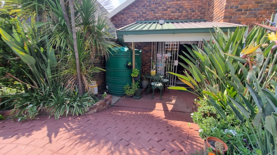 4 Bedroom Property for Sale in Falcon Ridge Gauteng