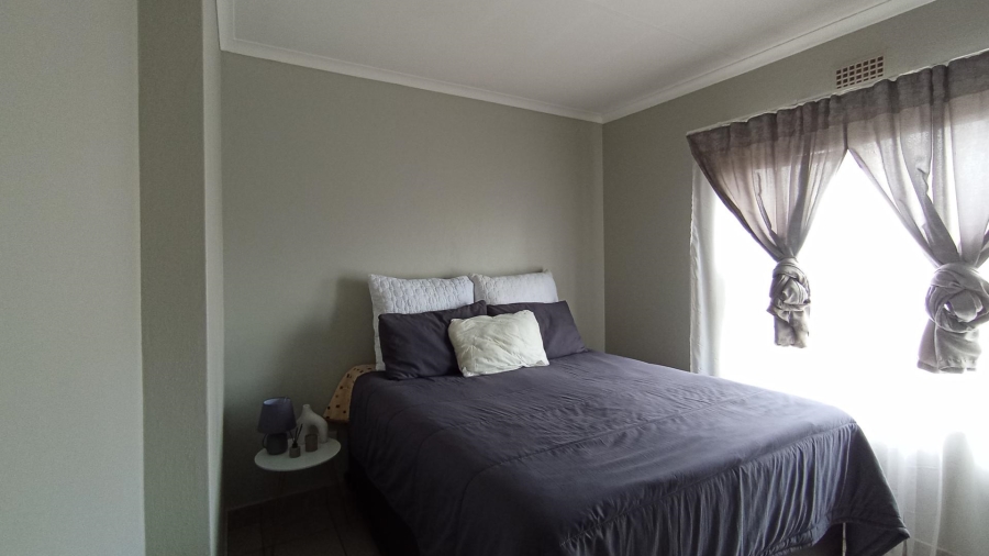 2 Bedroom Property for Sale in La Montagne Gauteng