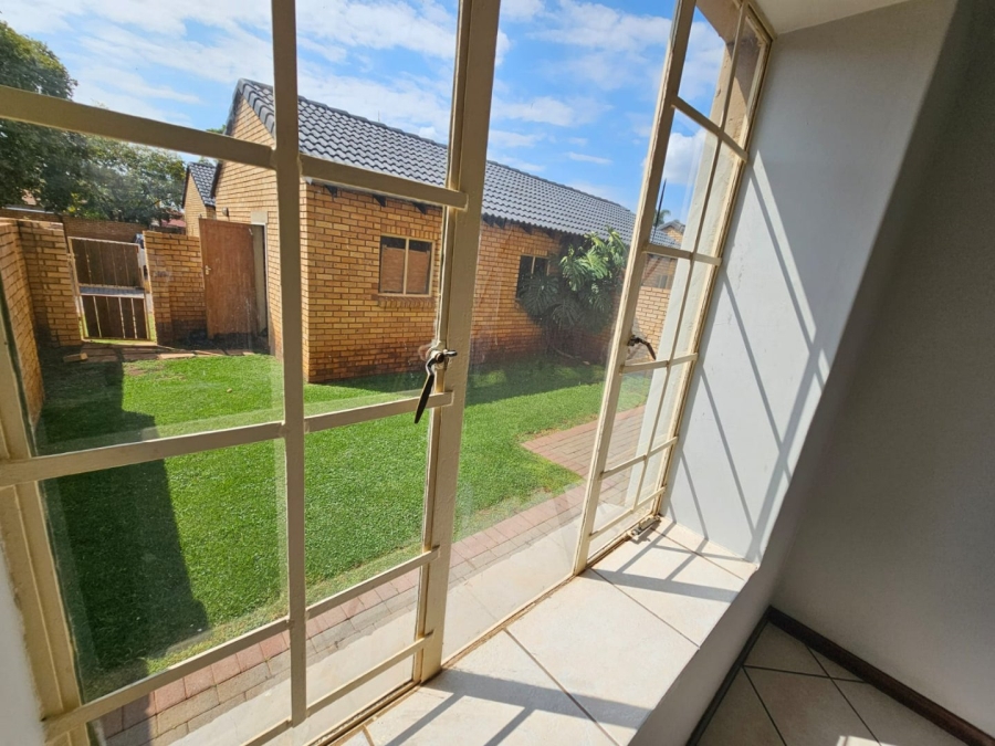 To Let 2 Bedroom Property for Rent in Monavoni Gauteng
