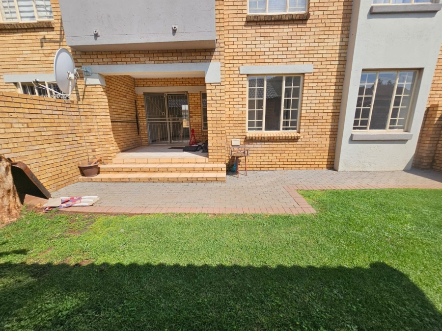 To Let 2 Bedroom Property for Rent in Monavoni Gauteng
