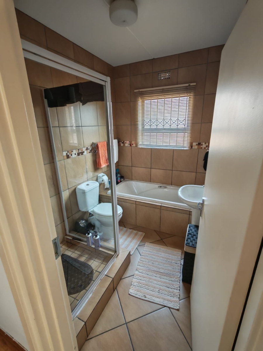 2 Bedroom Property for Sale in Albertsdal Gauteng