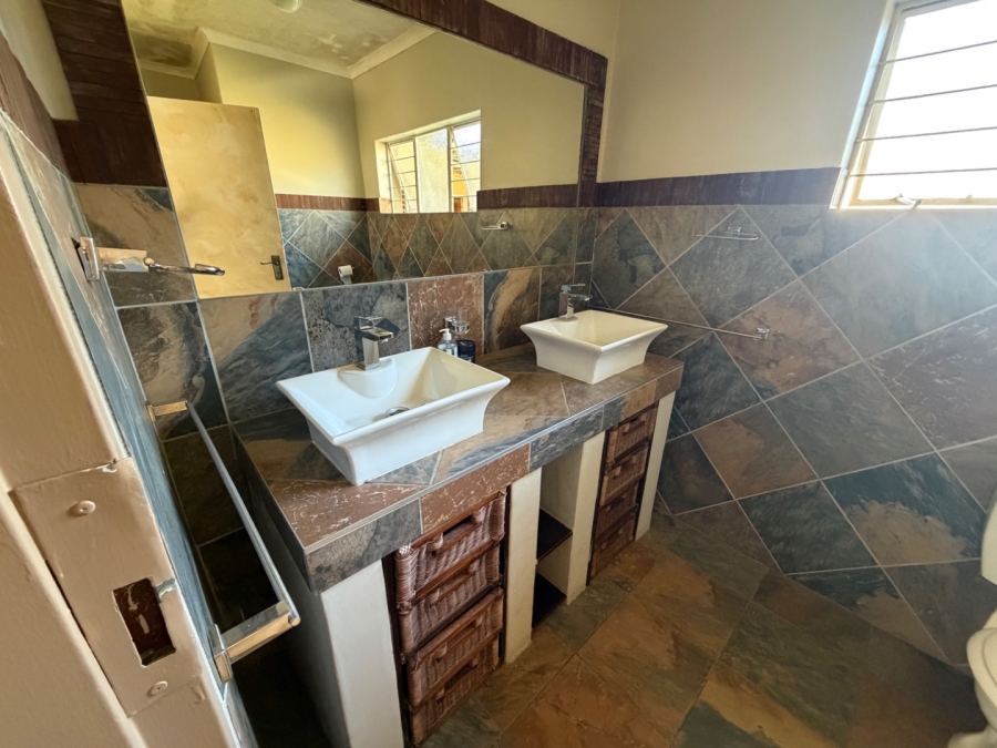 5 Bedroom Property for Sale in Waterkloof Ridge Gauteng
