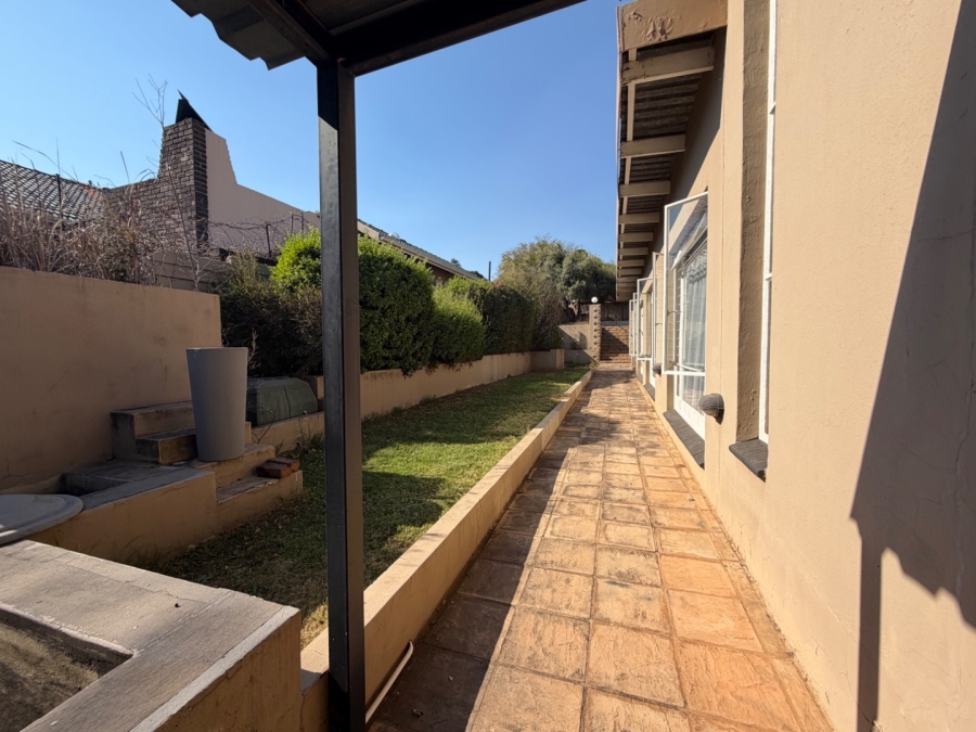 5 Bedroom Property for Sale in Waterkloof Ridge Gauteng