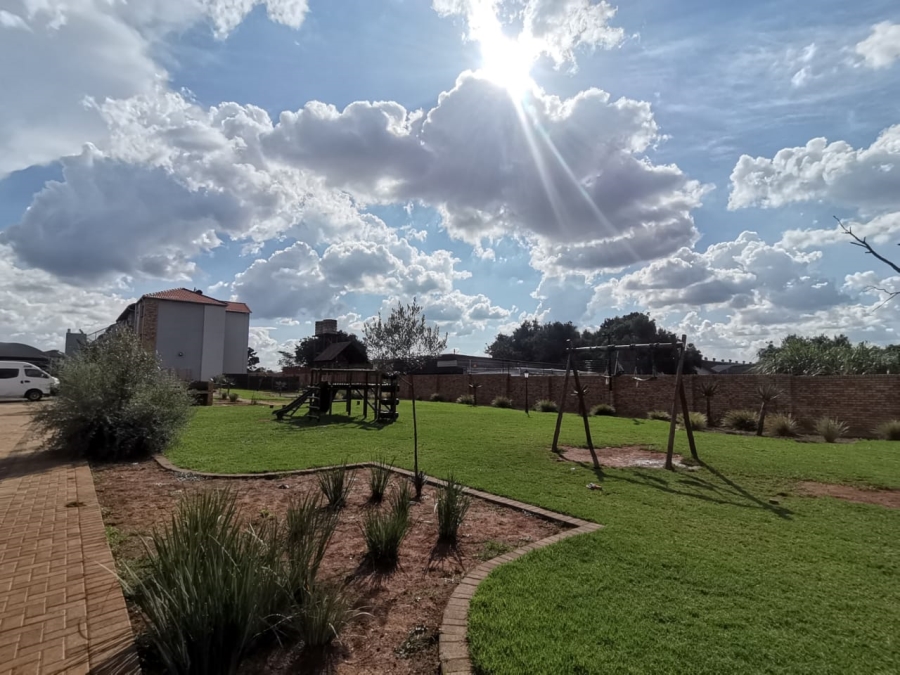 4 Bedroom Property for Sale in Monavoni Gauteng