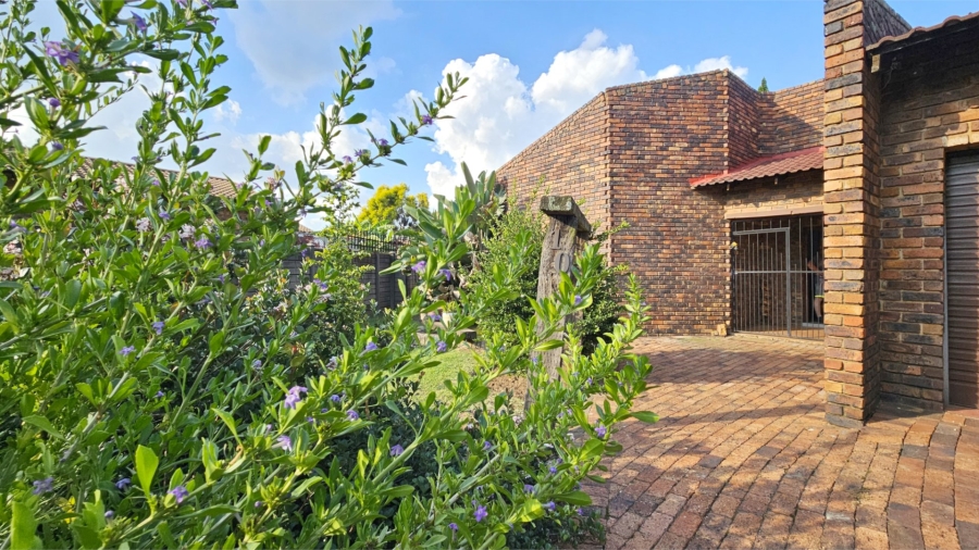 3 Bedroom Property for Sale in Falcon Ridge Gauteng