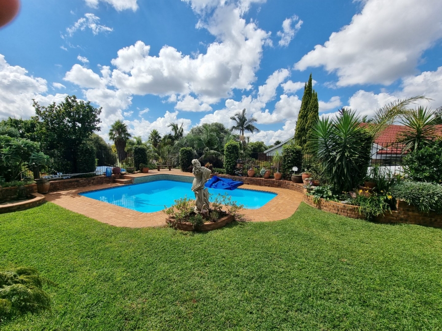 6 Bedroom Property for Sale in Zwartkop Gauteng