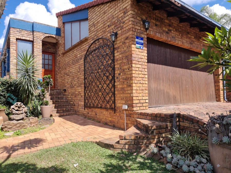 6 Bedroom Property for Sale in Zwartkop Gauteng