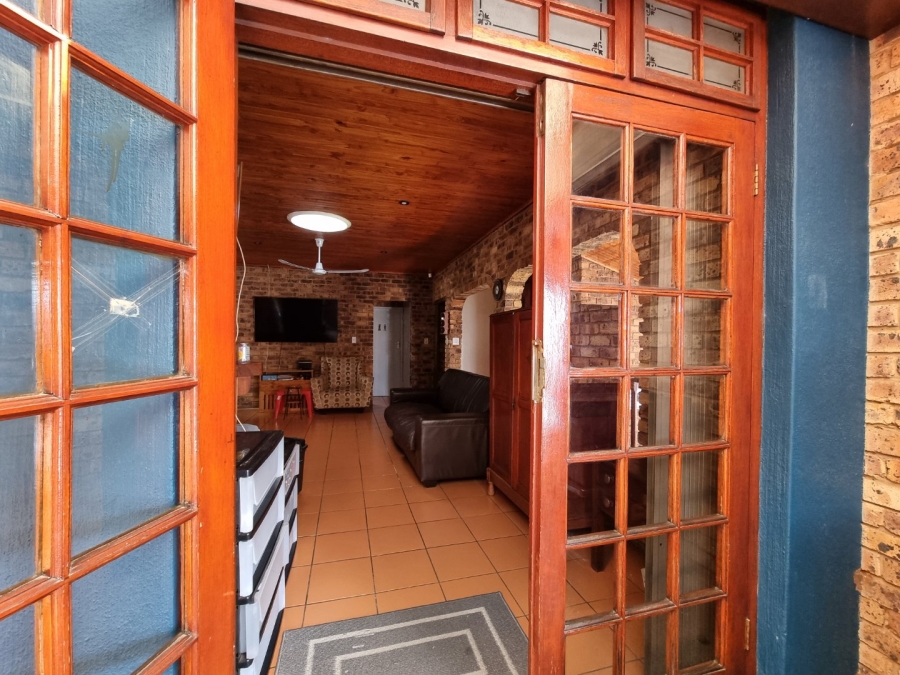 6 Bedroom Property for Sale in Zwartkop Gauteng