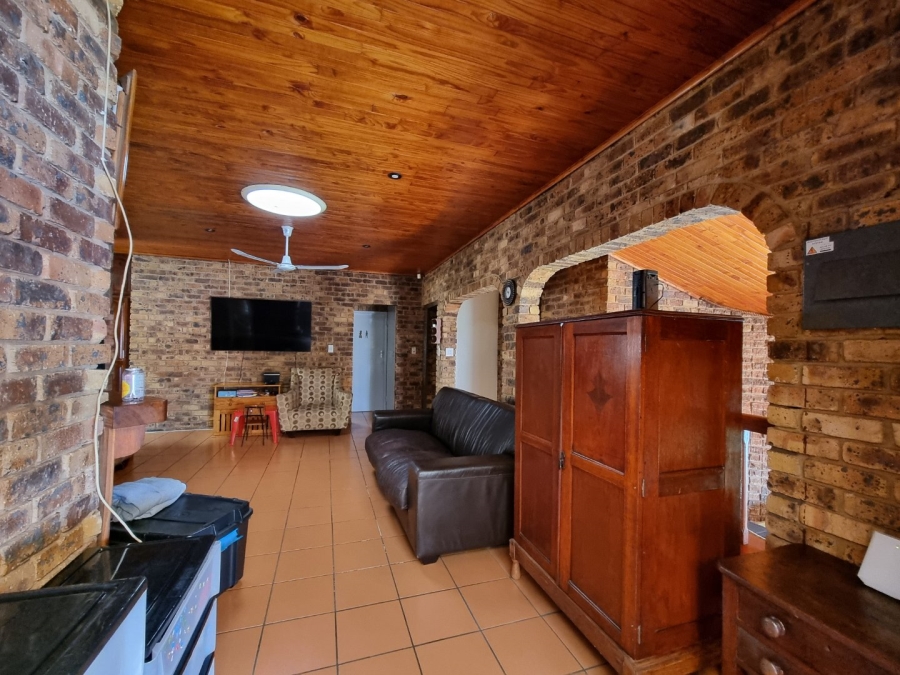 6 Bedroom Property for Sale in Zwartkop Gauteng