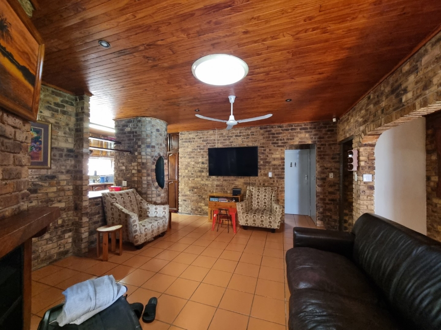 6 Bedroom Property for Sale in Zwartkop Gauteng