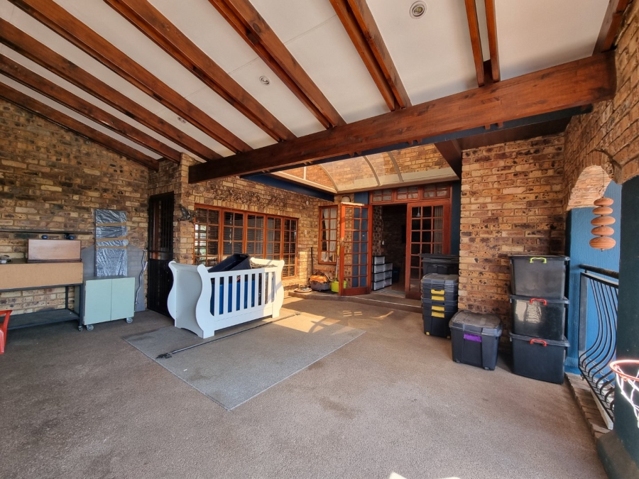 6 Bedroom Property for Sale in Zwartkop Gauteng