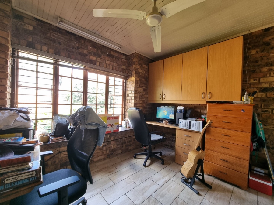 6 Bedroom Property for Sale in Zwartkop Gauteng