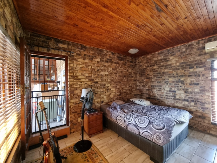 6 Bedroom Property for Sale in Zwartkop Gauteng