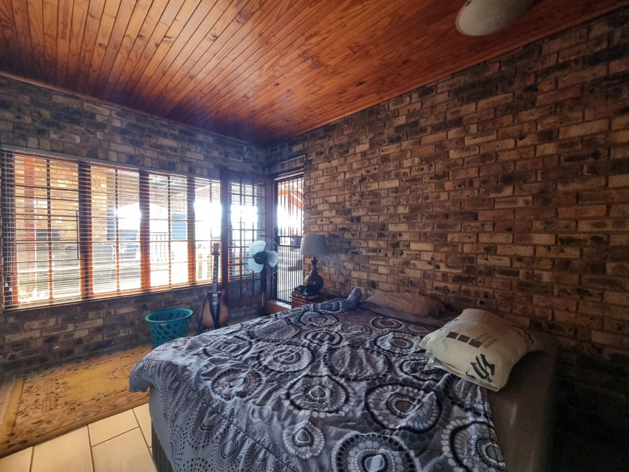 6 Bedroom Property for Sale in Zwartkop Gauteng