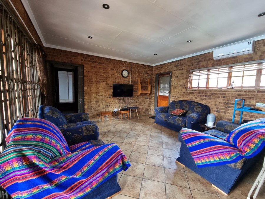 6 Bedroom Property for Sale in Zwartkop Gauteng