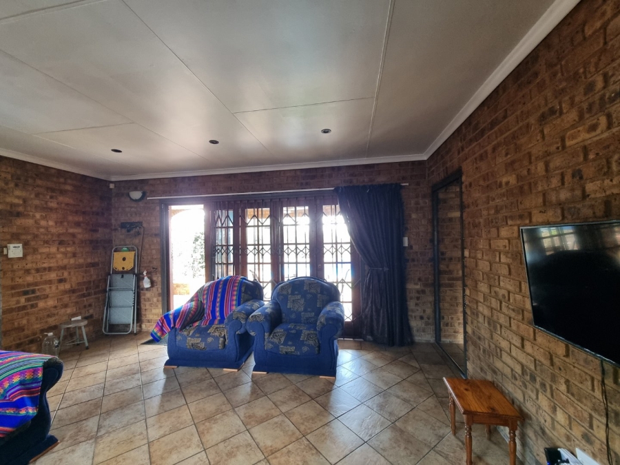 6 Bedroom Property for Sale in Zwartkop Gauteng
