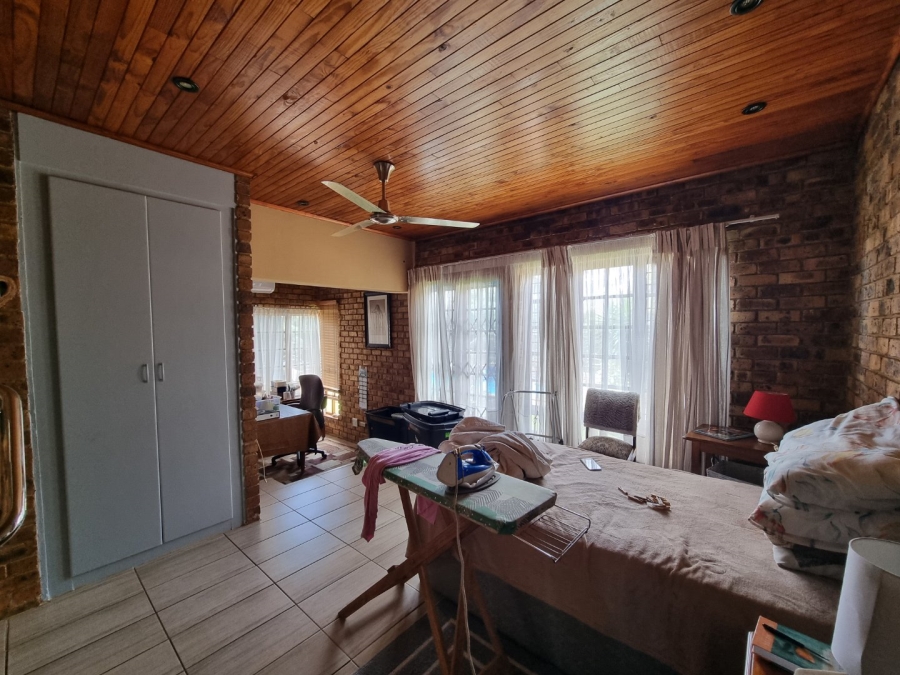 6 Bedroom Property for Sale in Zwartkop Gauteng