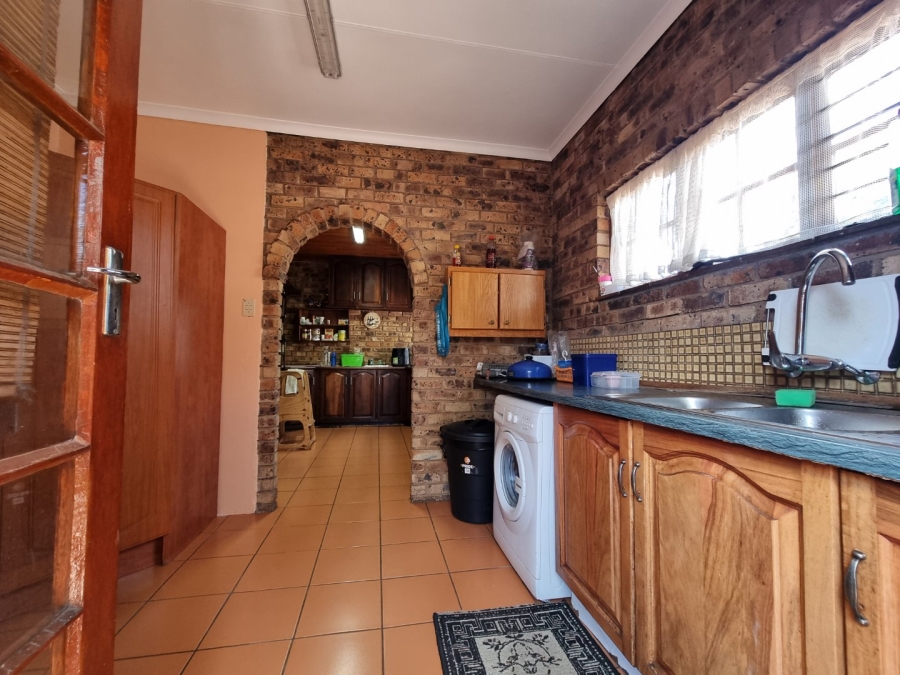 6 Bedroom Property for Sale in Zwartkop Gauteng