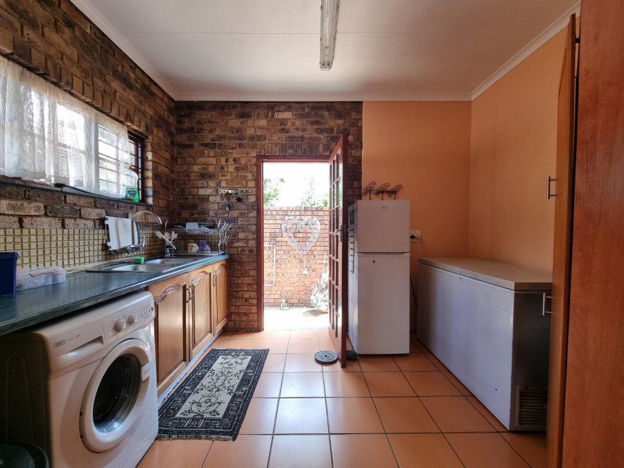 6 Bedroom Property for Sale in Zwartkop Gauteng