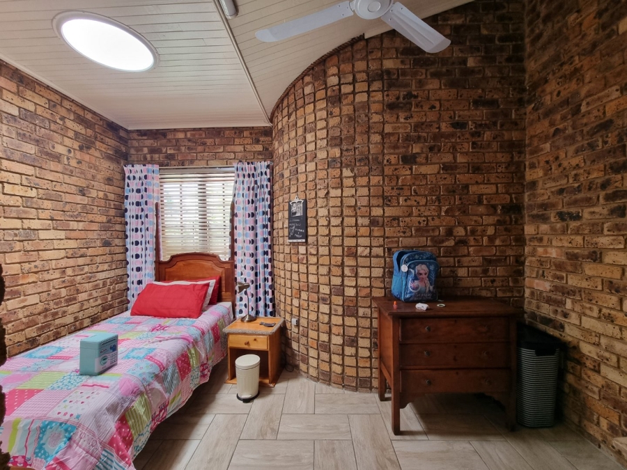 6 Bedroom Property for Sale in Zwartkop Gauteng