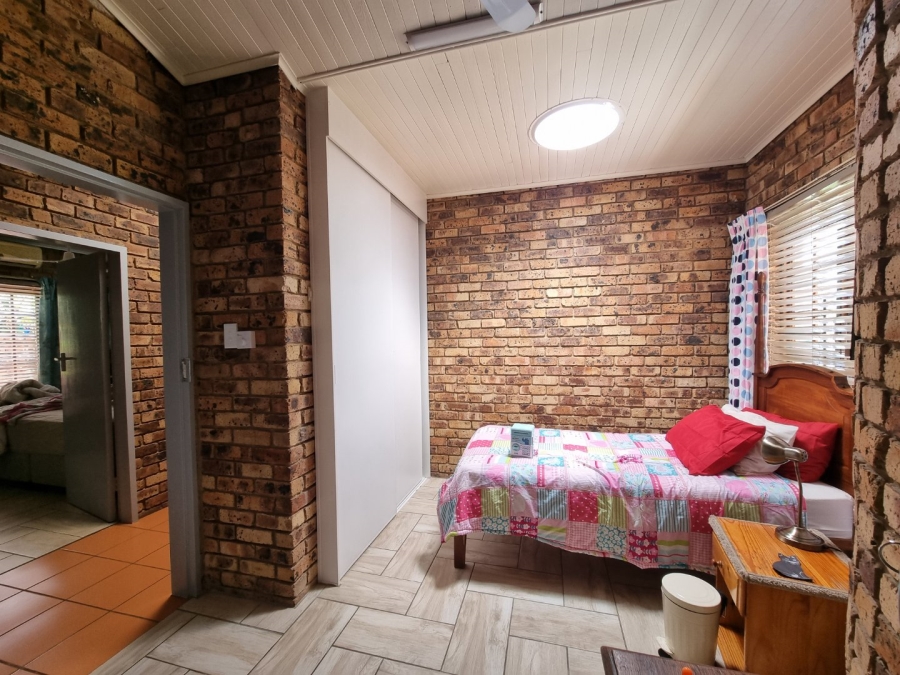 6 Bedroom Property for Sale in Zwartkop Gauteng