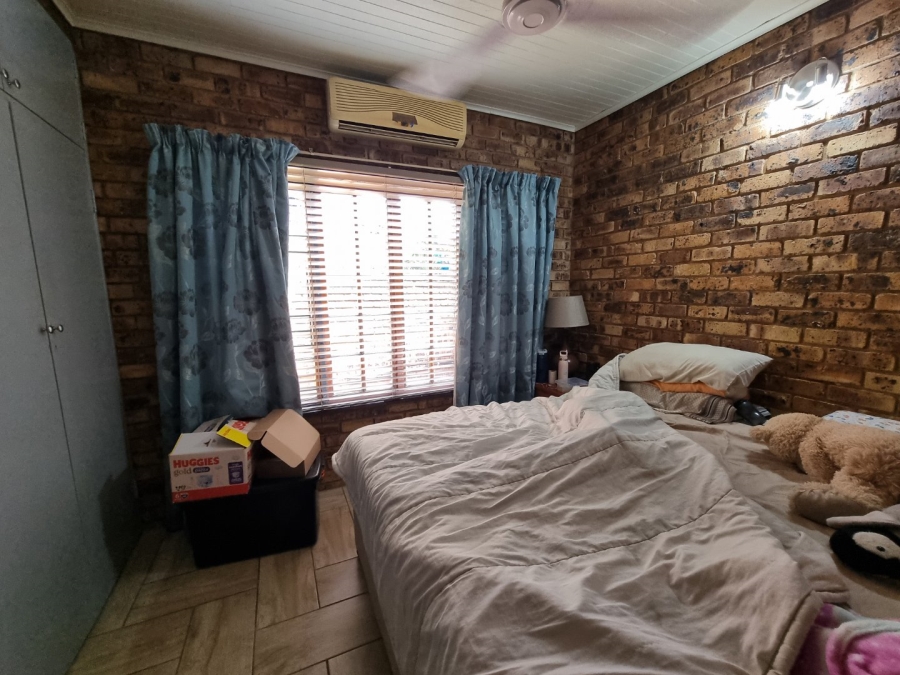 6 Bedroom Property for Sale in Zwartkop Gauteng