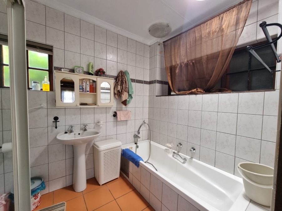 6 Bedroom Property for Sale in Zwartkop Gauteng