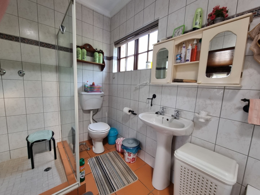 6 Bedroom Property for Sale in Zwartkop Gauteng