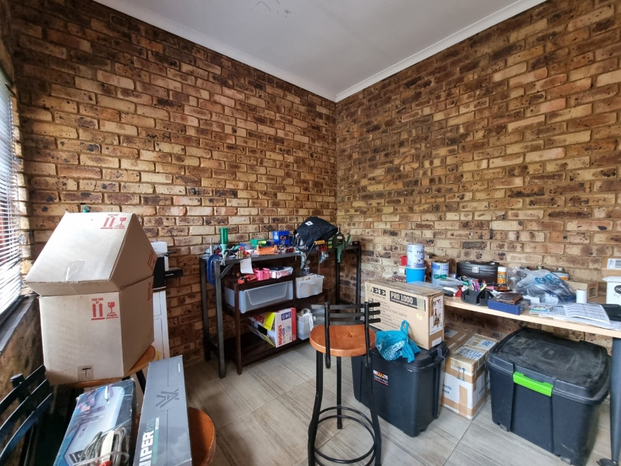 6 Bedroom Property for Sale in Zwartkop Gauteng