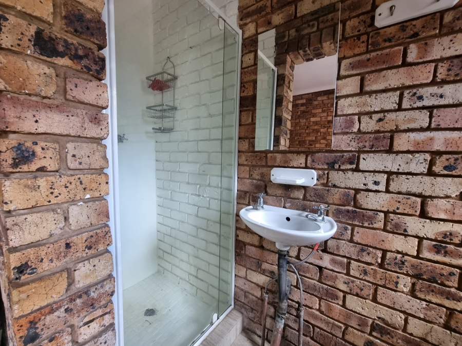 6 Bedroom Property for Sale in Zwartkop Gauteng