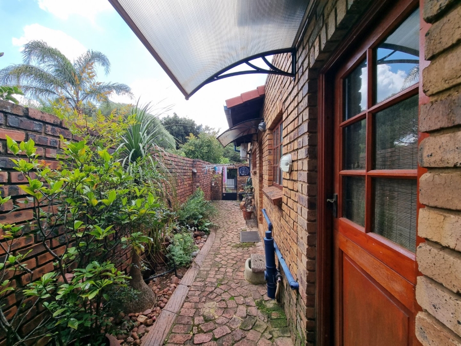 6 Bedroom Property for Sale in Zwartkop Gauteng