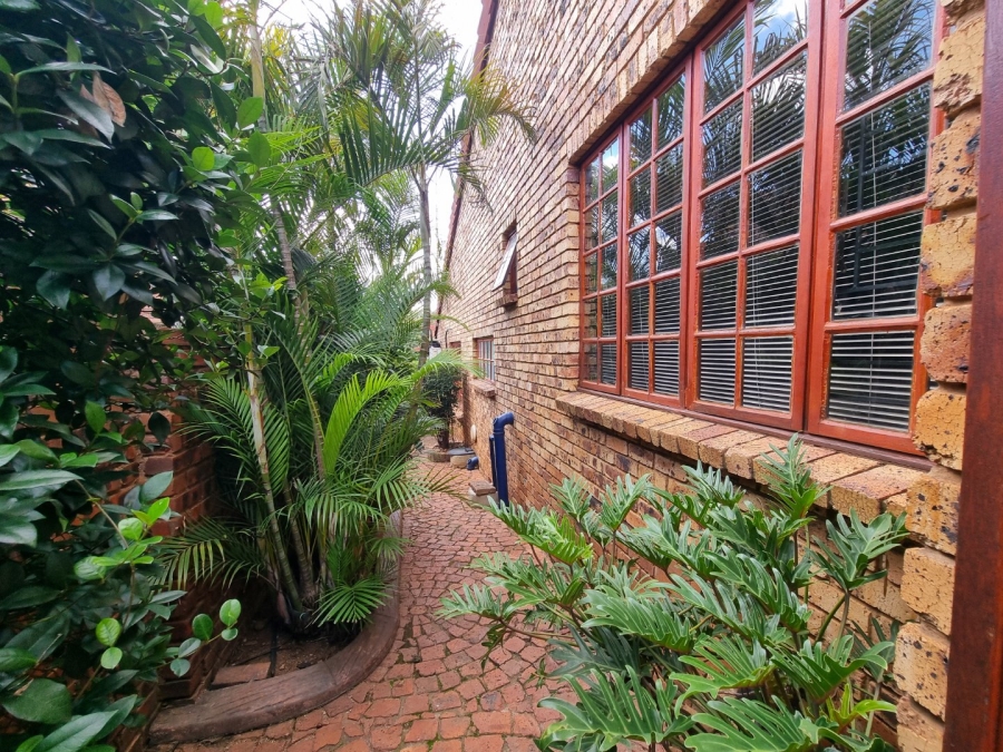 6 Bedroom Property for Sale in Zwartkop Gauteng