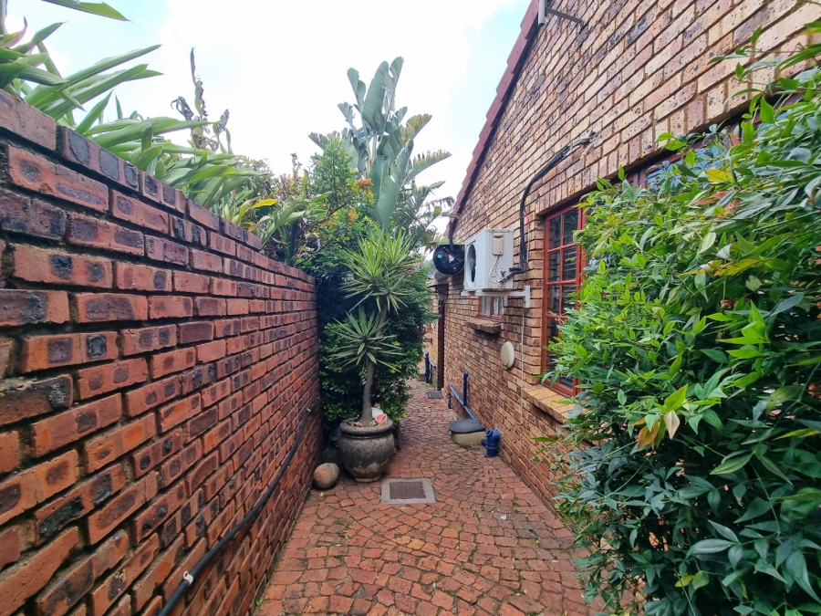 6 Bedroom Property for Sale in Zwartkop Gauteng