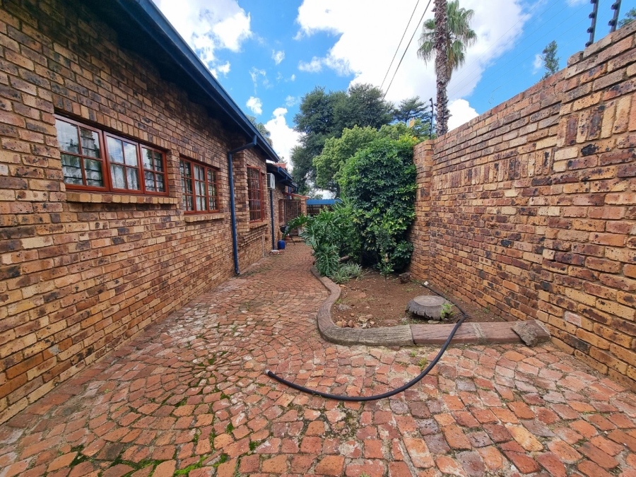 6 Bedroom Property for Sale in Zwartkop Gauteng