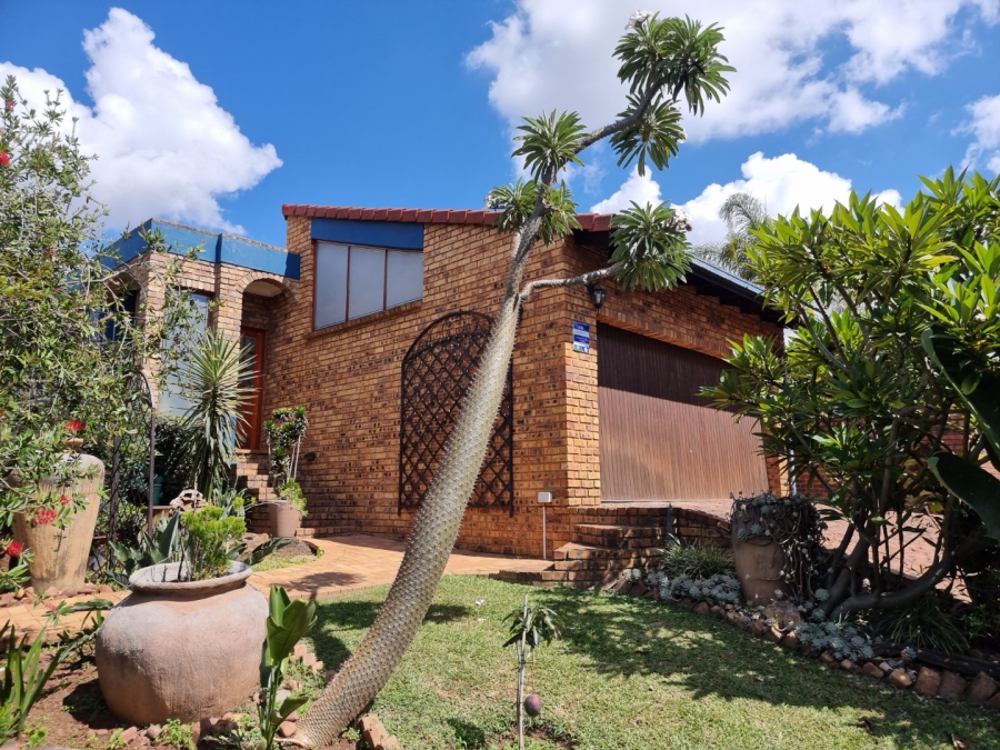 6 Bedroom Property for Sale in Zwartkop Gauteng