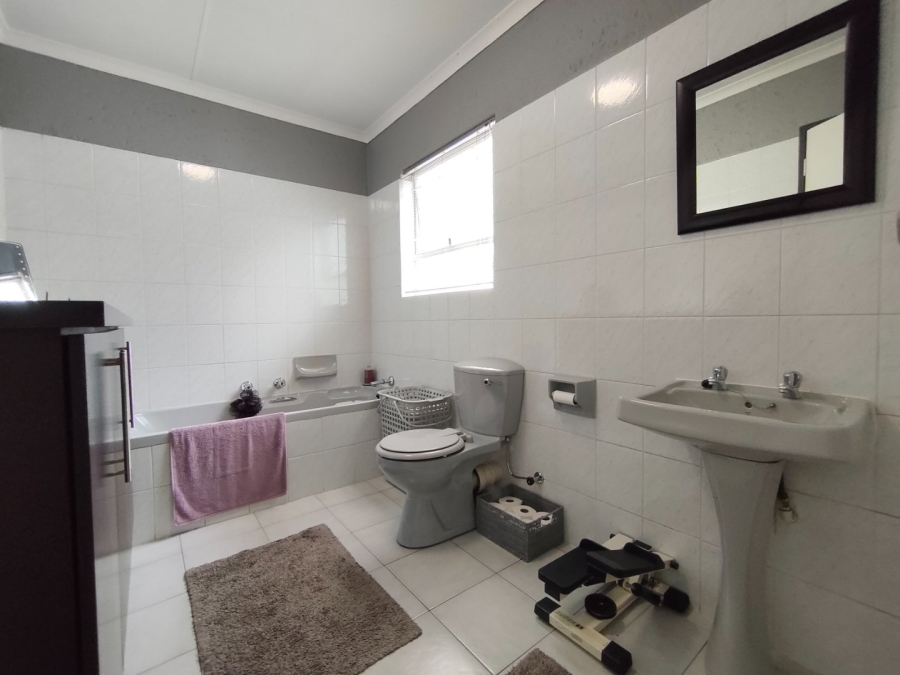 To Let 3 Bedroom Property for Rent in Weltevreden Park Gauteng