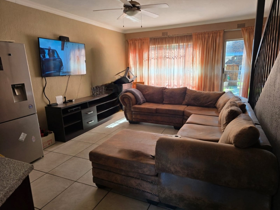 To Let 2 Bedroom Property for Rent in Dayanglen Gauteng