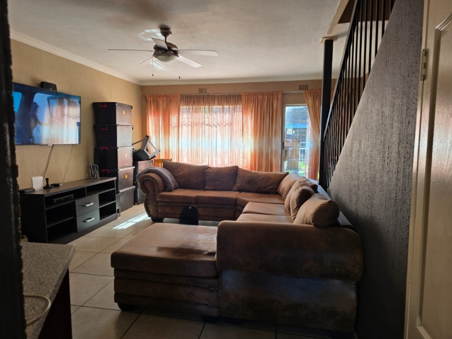 To Let 2 Bedroom Property for Rent in Dayanglen Gauteng