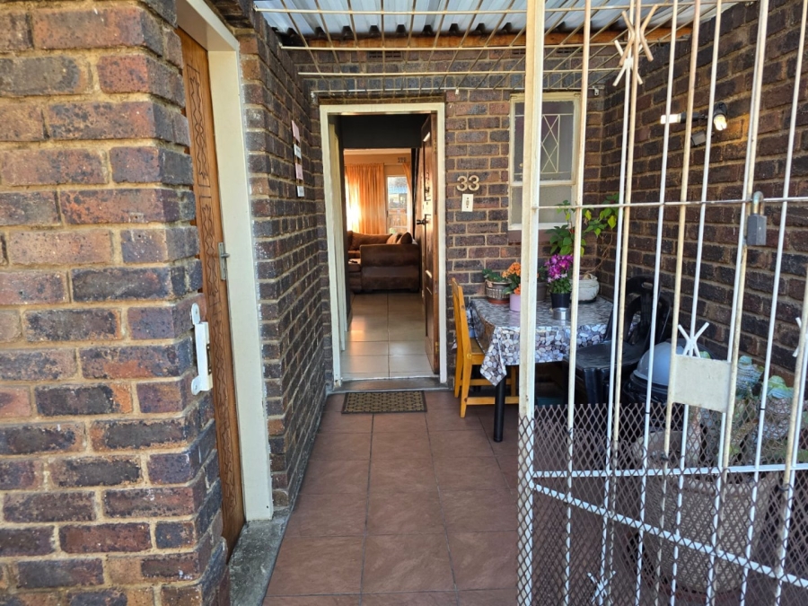 To Let 2 Bedroom Property for Rent in Dayanglen Gauteng