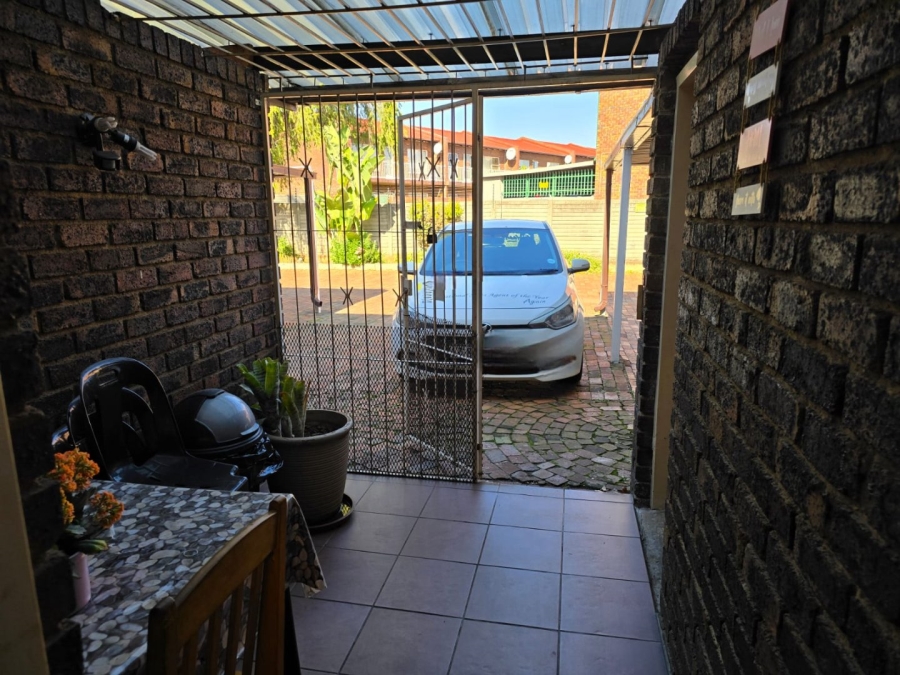 To Let 2 Bedroom Property for Rent in Dayanglen Gauteng