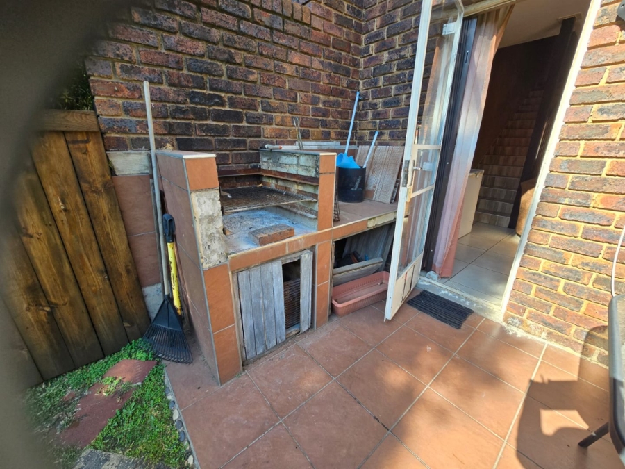 To Let 2 Bedroom Property for Rent in Dayanglen Gauteng